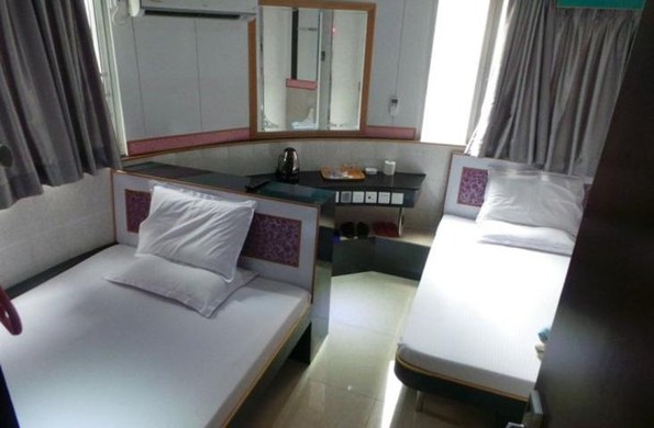 旺角地铁出口 裕家四人大床房