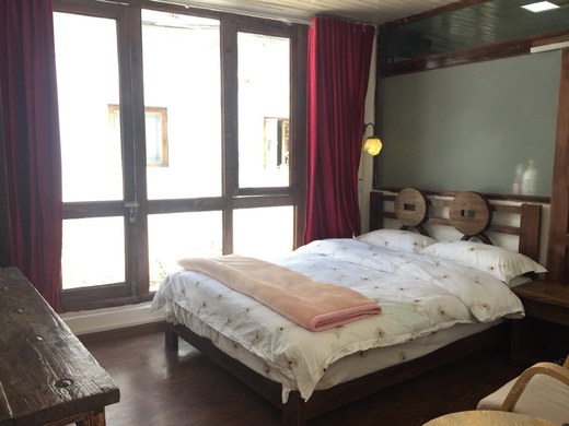 丽江束河田园牧歌客栈一楼大床房